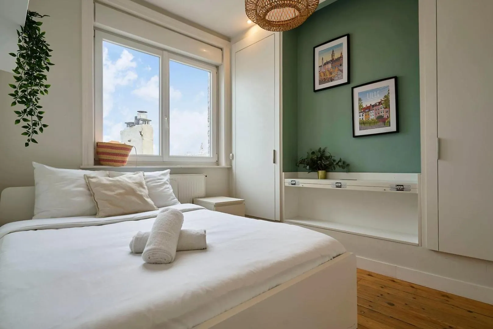 Lille Hypercentre-2 Bedrooms Very Bright + Parking 0*,  France